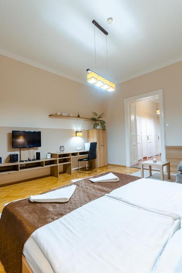 City Center Apartment Debrecen Buitenkant foto